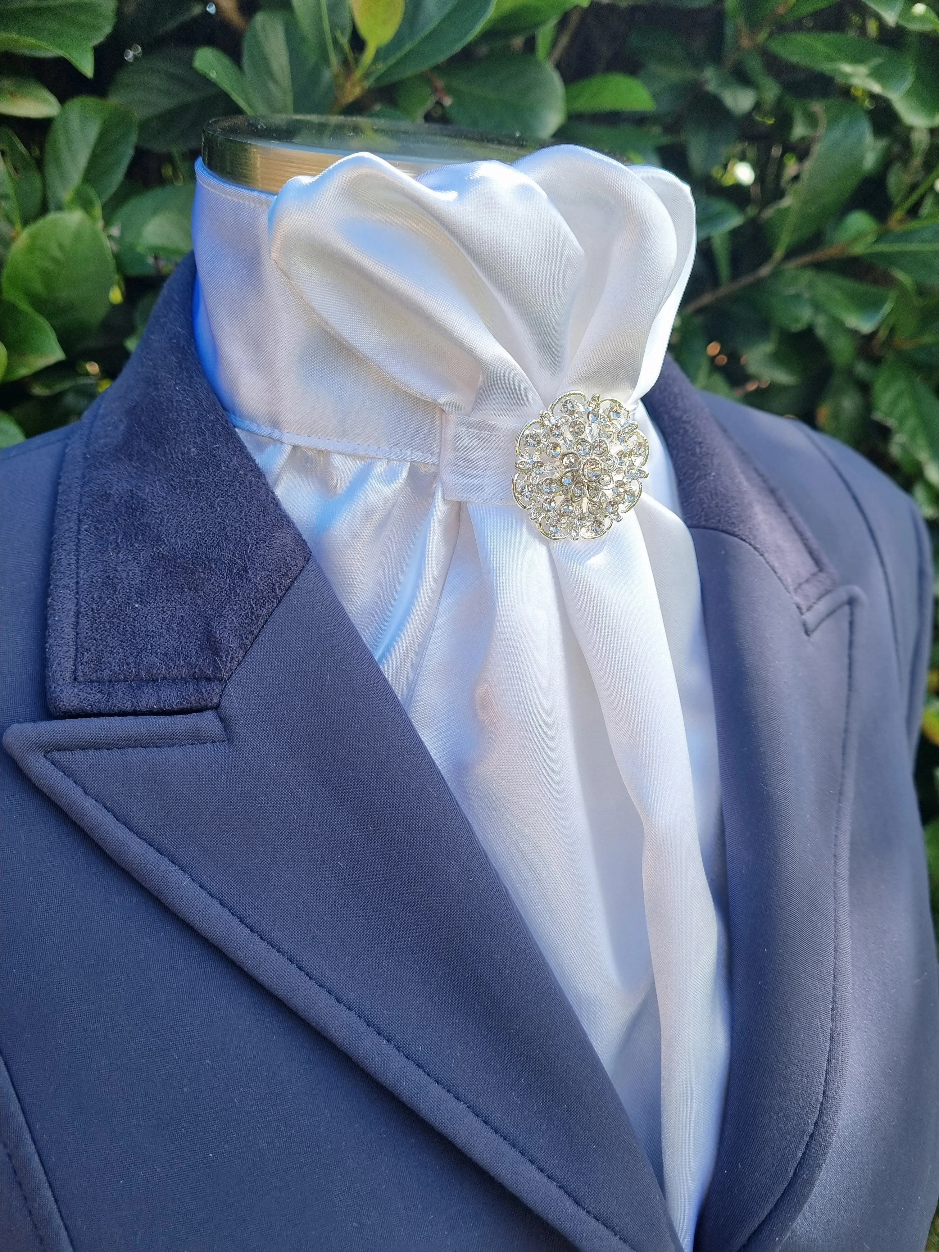 ERA EURO CHEVAL LUSTRE STOCK TIE - White lustre satin with silver brooch