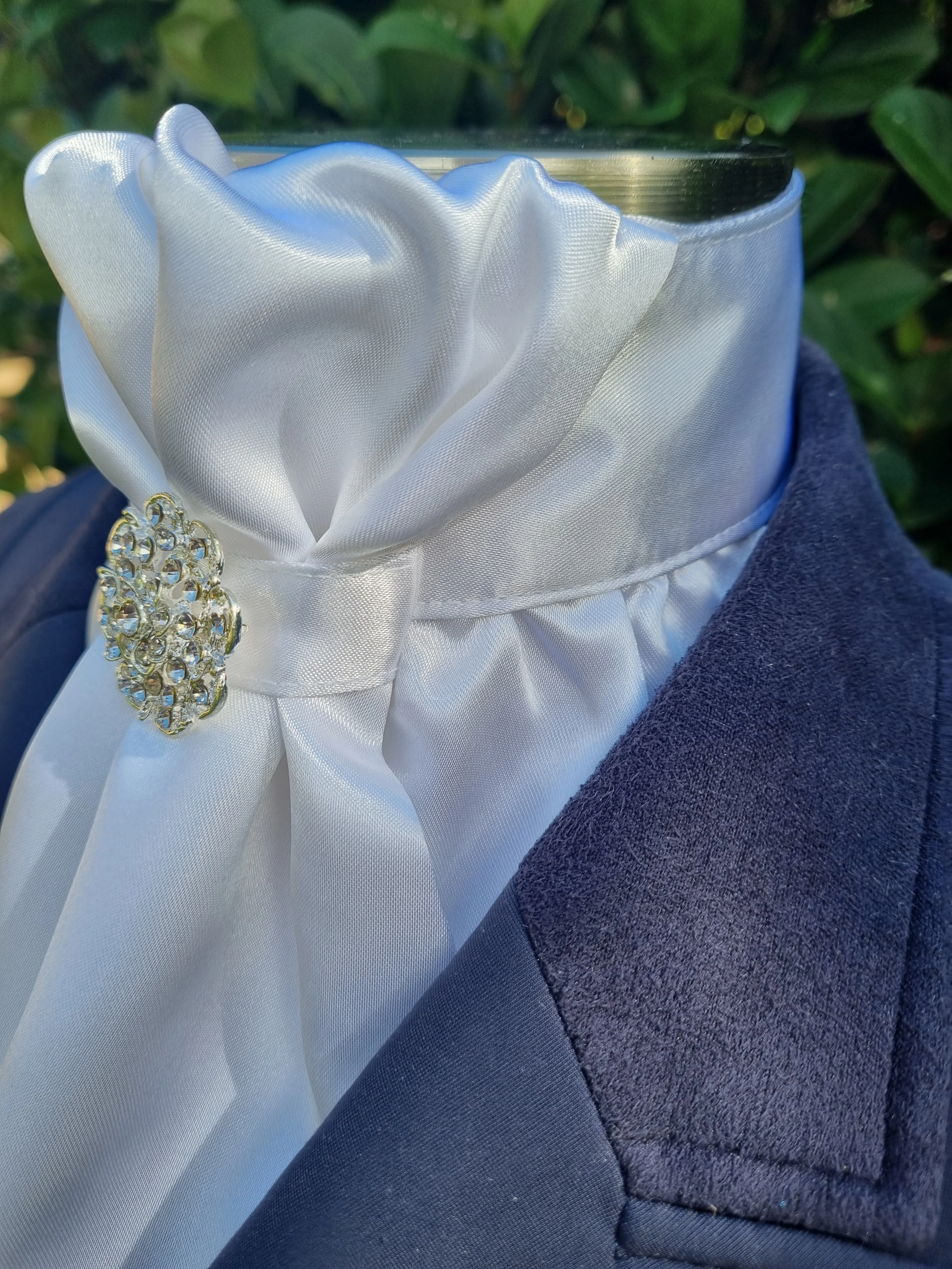 ERA EURO CHEVAL LUSTRE STOCK TIE - White lustre satin with silver brooch